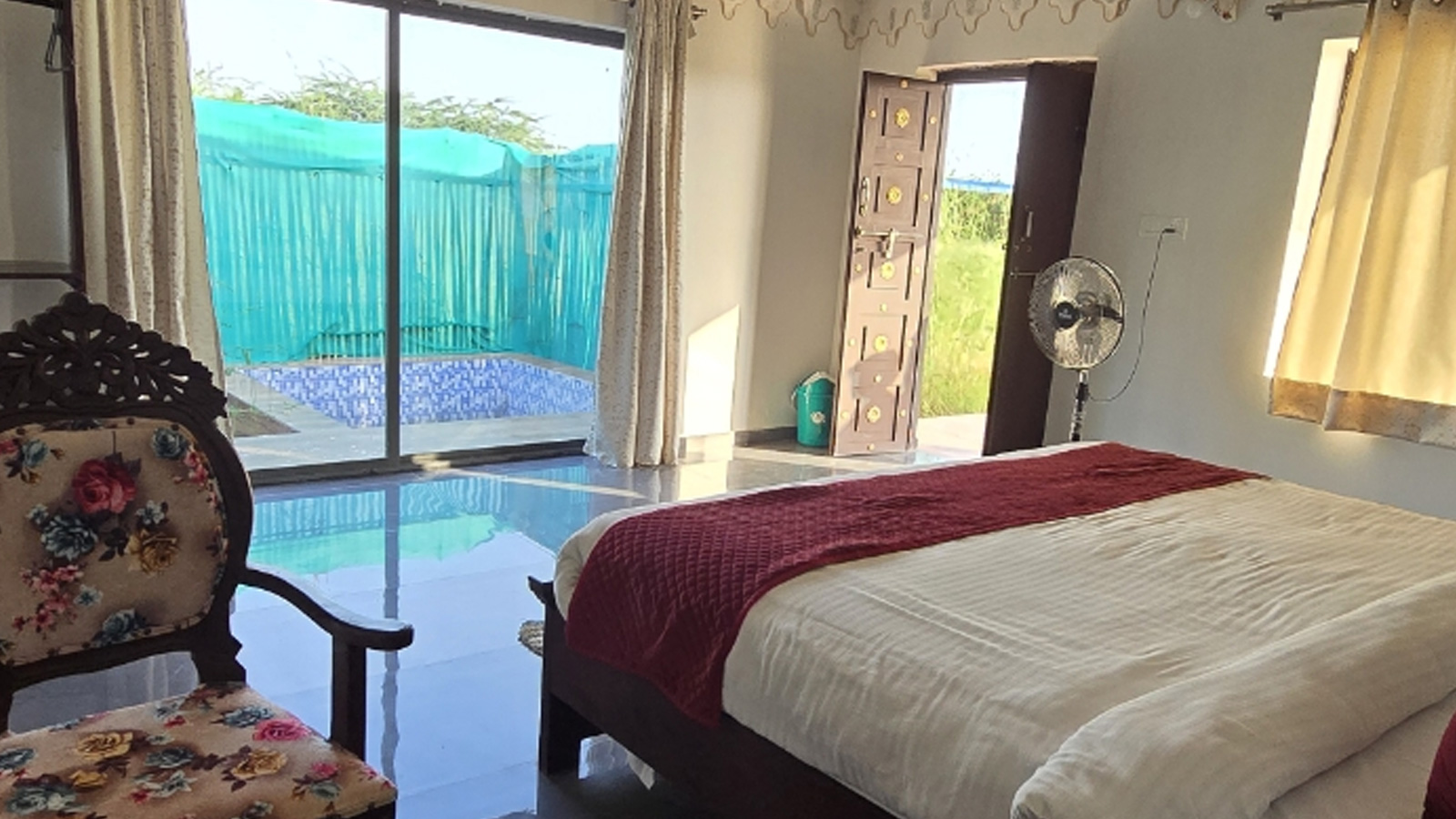 luxury suit plunge pool